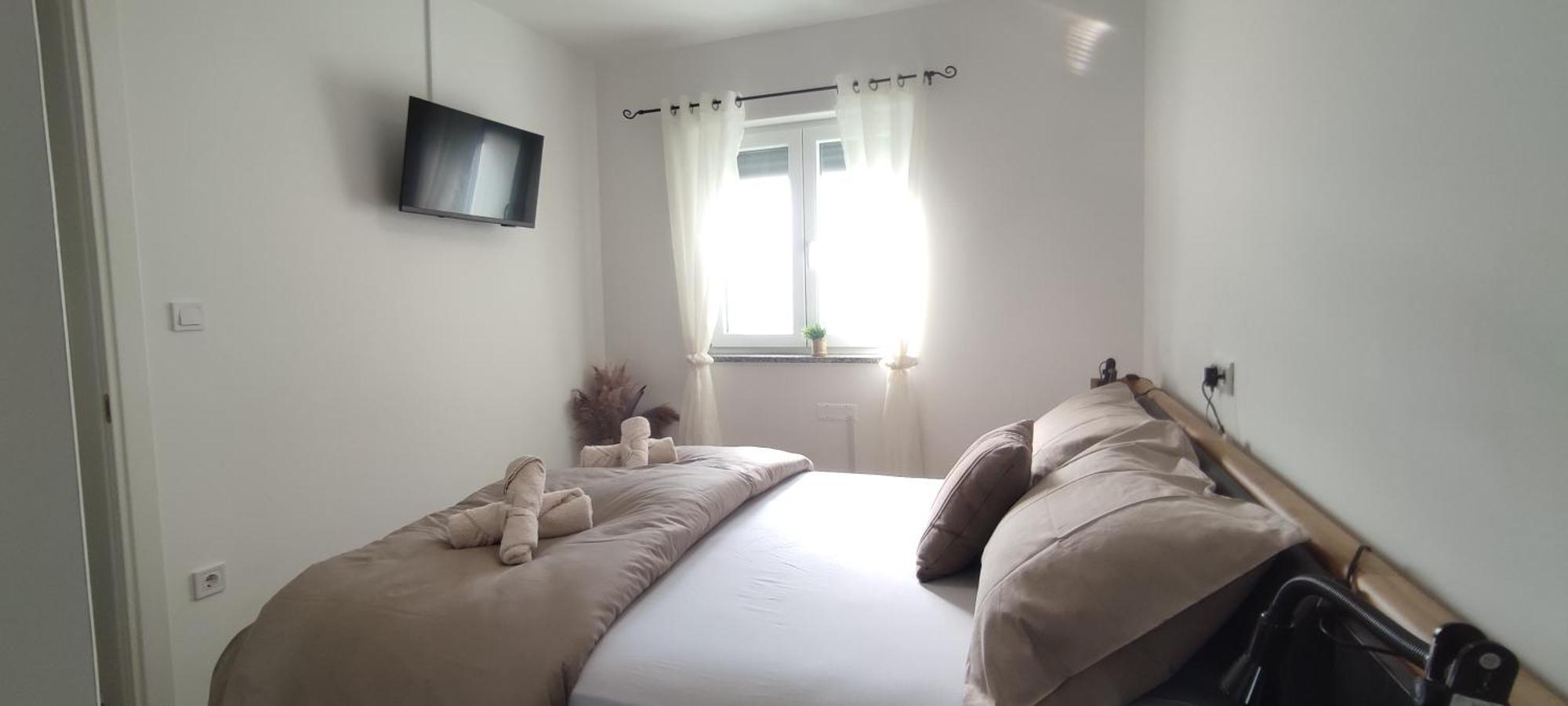 Sunny Oasis Apartment - High Ground Floor With Sunny Terrace & Private Garden!! เมดูลิน ภายนอก รูปภาพ