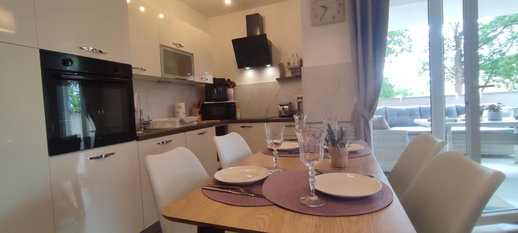 Sunny Oasis Apartment - High Ground Floor With Sunny Terrace & Private Garden!! เมดูลิน ภายนอก รูปภาพ