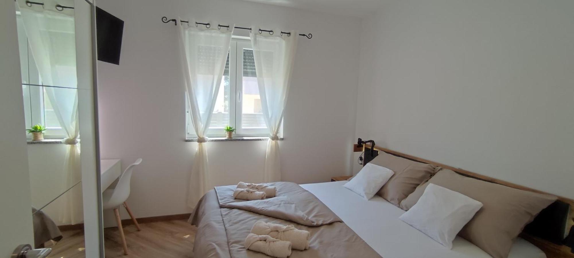 Sunny Oasis Apartment - High Ground Floor With Sunny Terrace & Private Garden!! เมดูลิน ภายนอก รูปภาพ