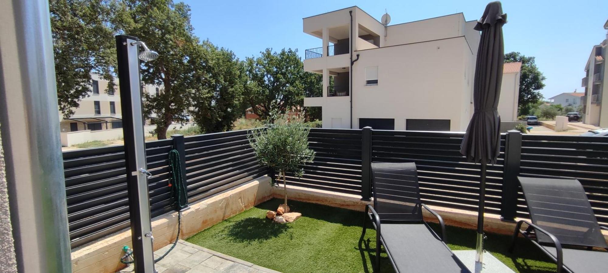 Sunny Oasis Apartment - High Ground Floor With Sunny Terrace & Private Garden!! เมดูลิน ภายนอก รูปภาพ